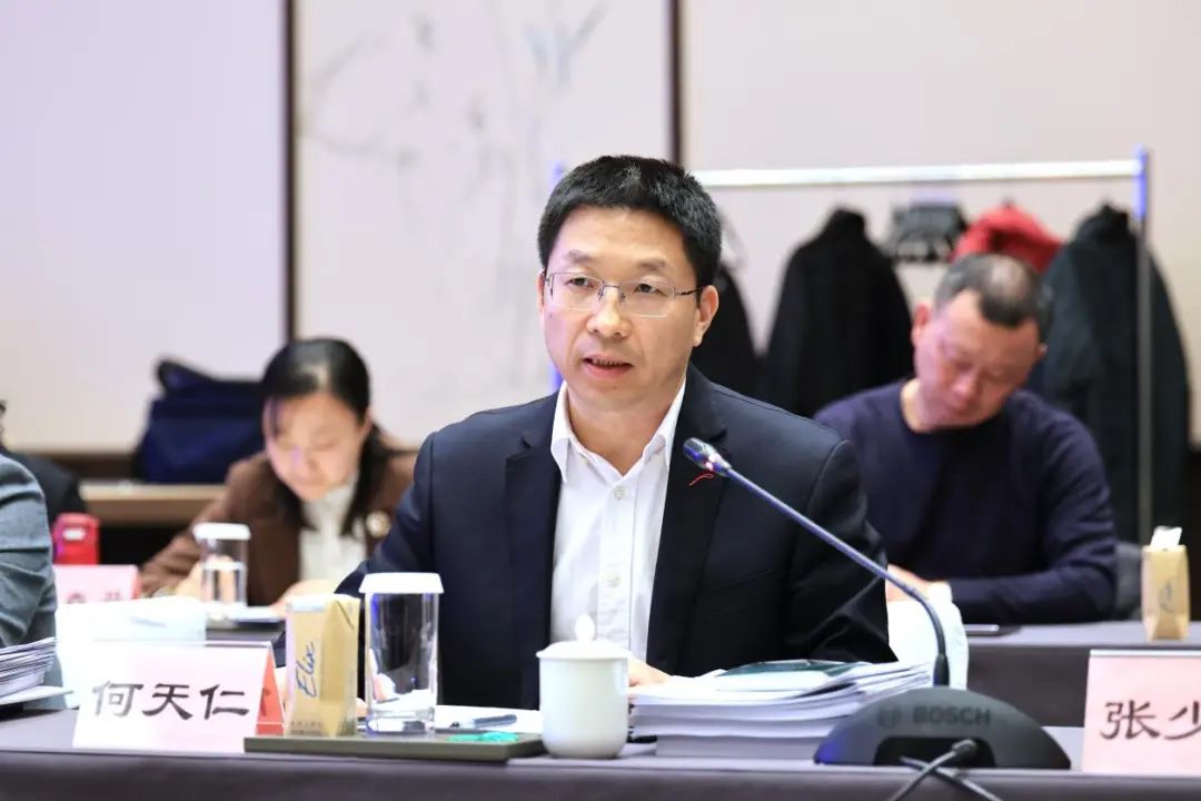 图为何天仁出席会议.jpg20250123132831